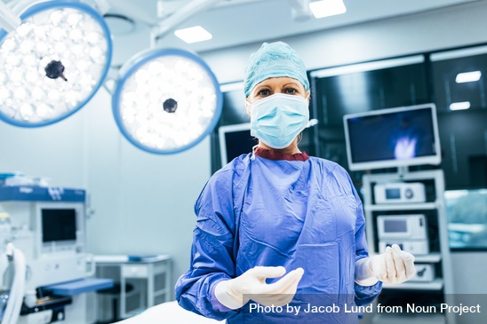 np_Portrait of surgeon standing in operating room, ready to work on a patient_0LLlP0_free